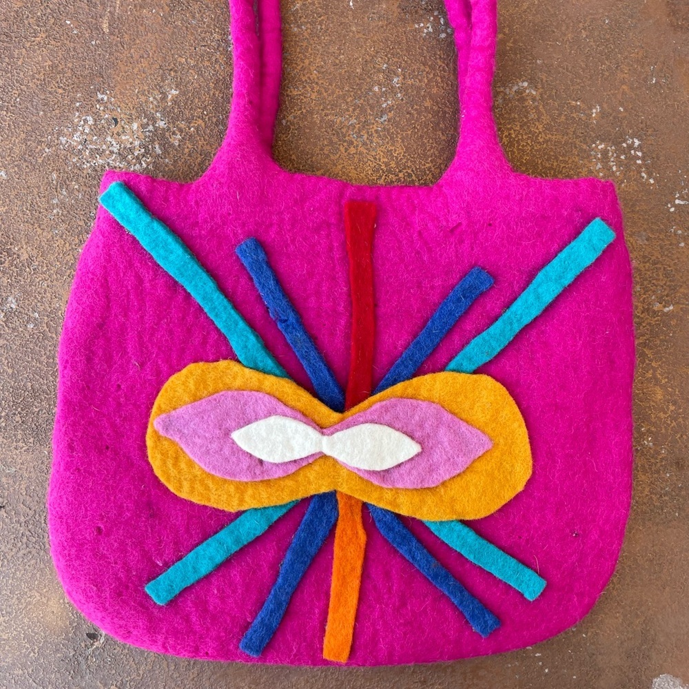 Unique felt shoulder bag 💋